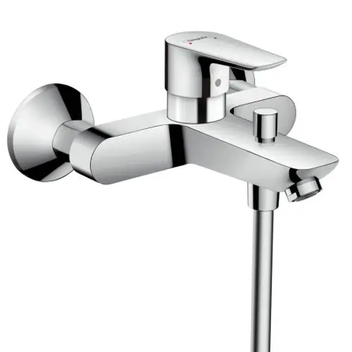 Chromfarbener Einhebel-Wannenmischer von Hansgrohe, montiert an der Wand, mit einem Hebel zur Temperatur- und Mengenregulierung sowie einem Auslauf für Wasser.